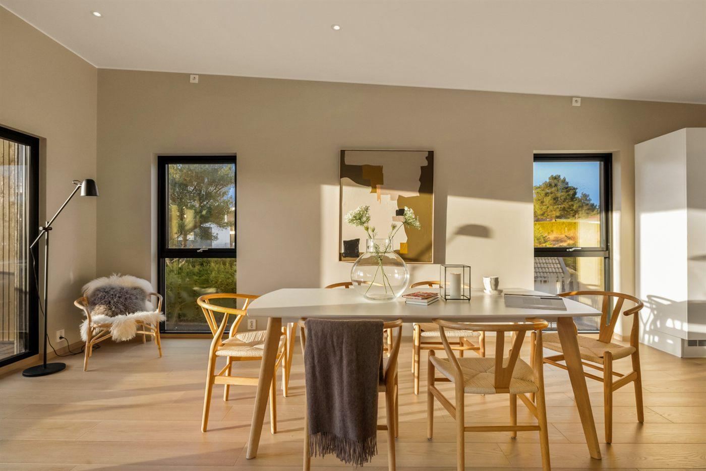Stue med store vinduer, stylet av AC Home