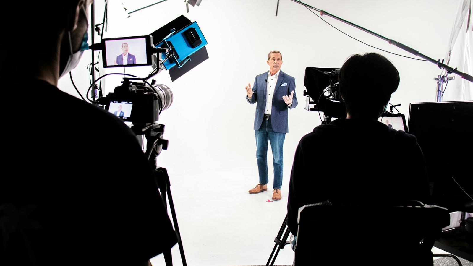 Videoopptak av et intervju i et lyst studio