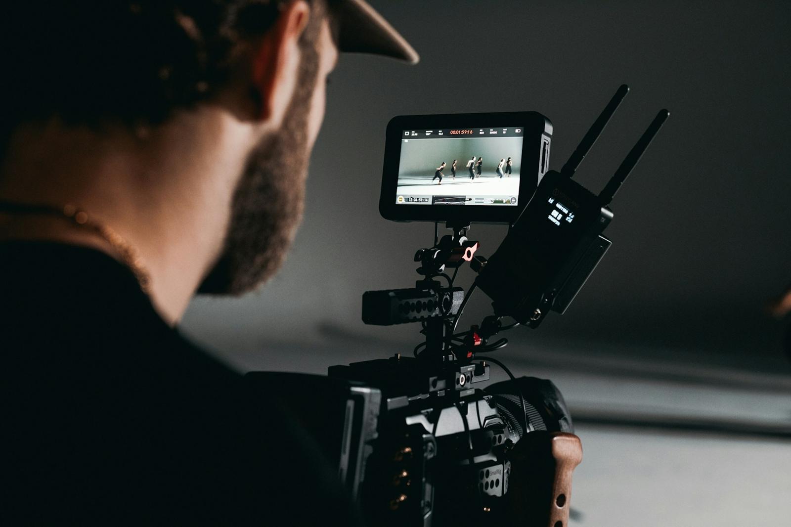 Kameraoperatør med videokamera i studio