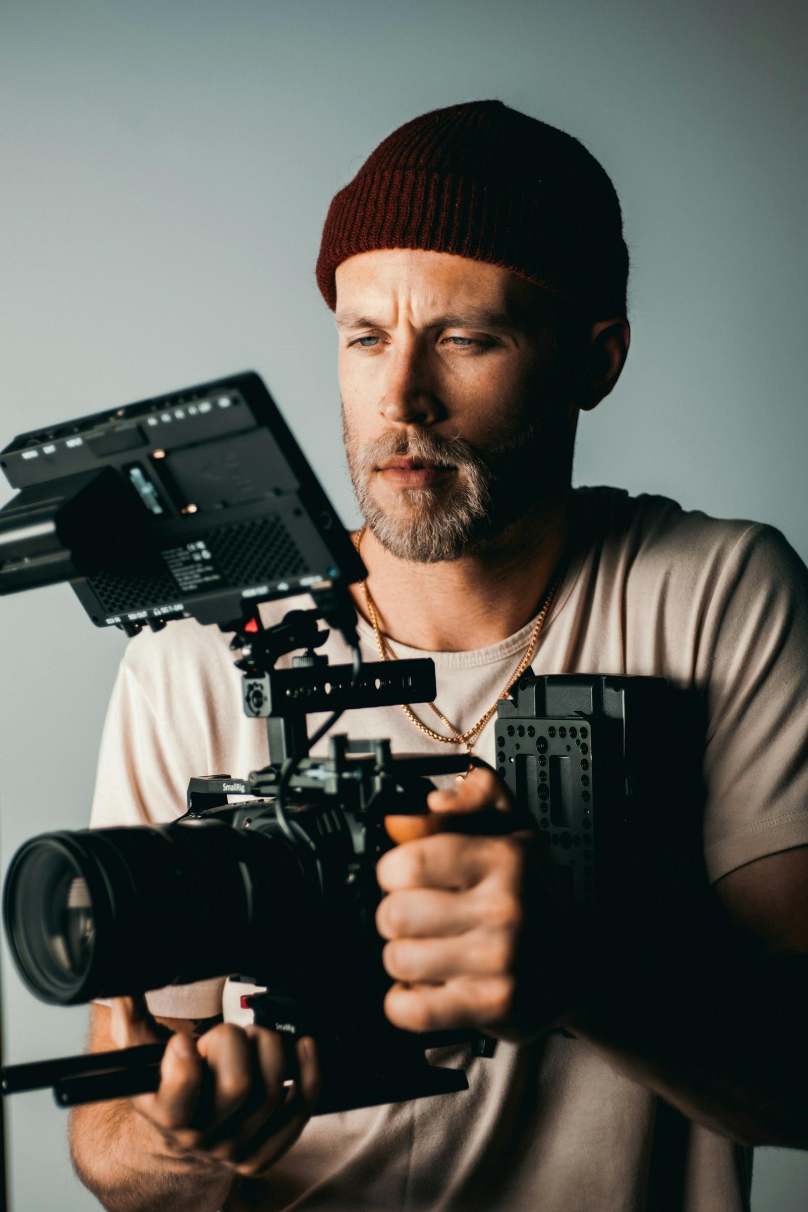 Fotograf med videokamera på rigg