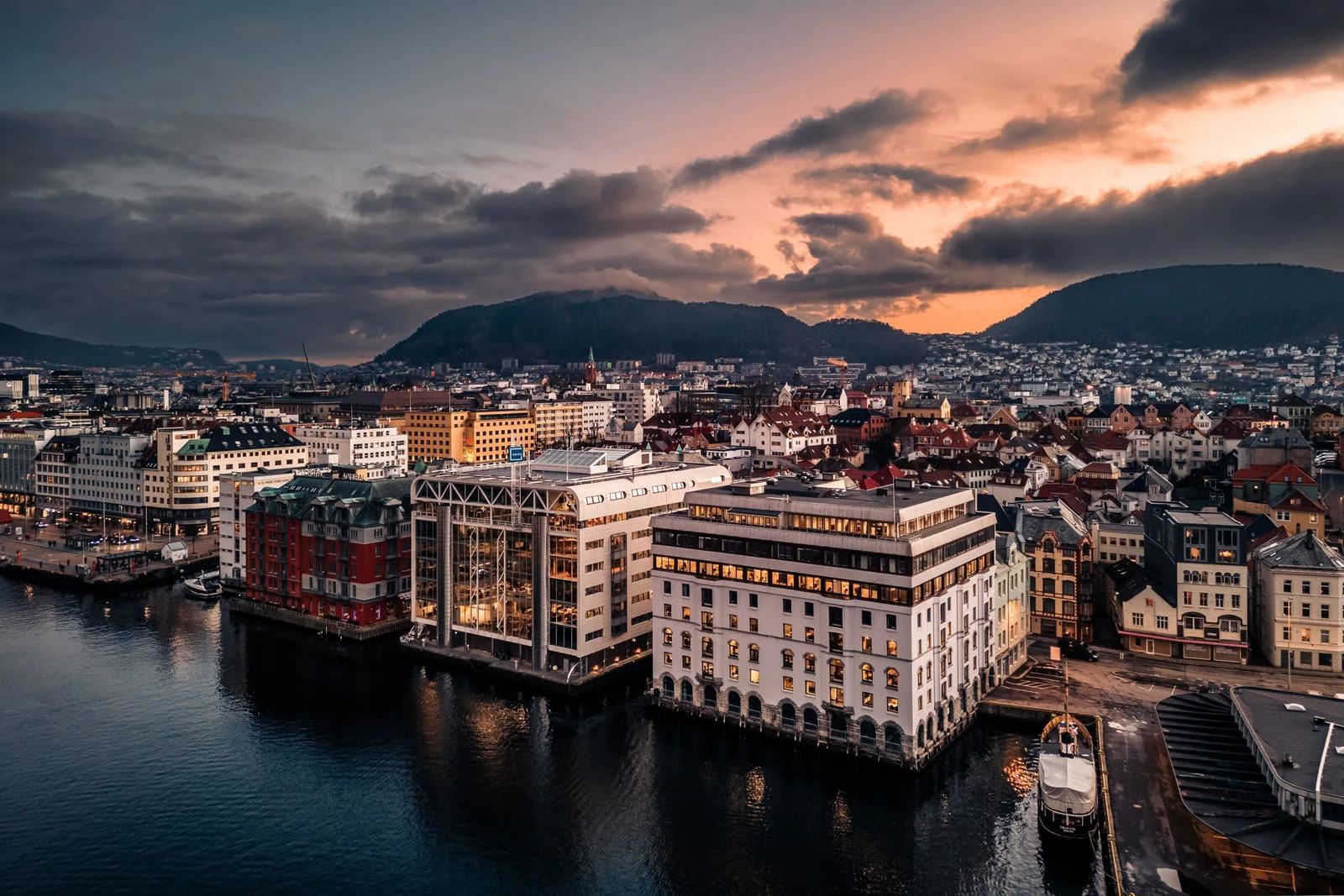 Bergen fra lufta i solnedgang, med kontorbygget i C. Sundts gate 55 ved sjøen