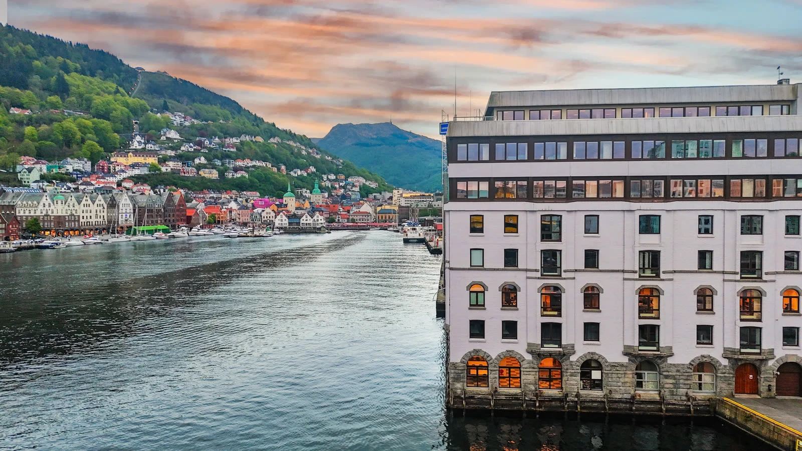 Kontoret til Mediepartner i C. Sundts gate 55 ved Vågen, med Bryggen i bakgrunnen